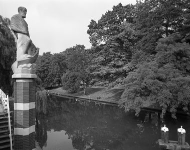 85980 Gezicht over de Stadsbuitengracht en het Geertebolwerk te Utrecht, uit het zuiden; links het beeld van St. ...